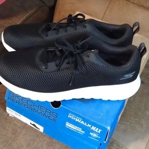 New in the box, Mens Skechers performance go walk Max